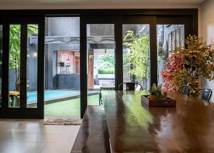 Tropical Poolhouse Qc Apartment Manila